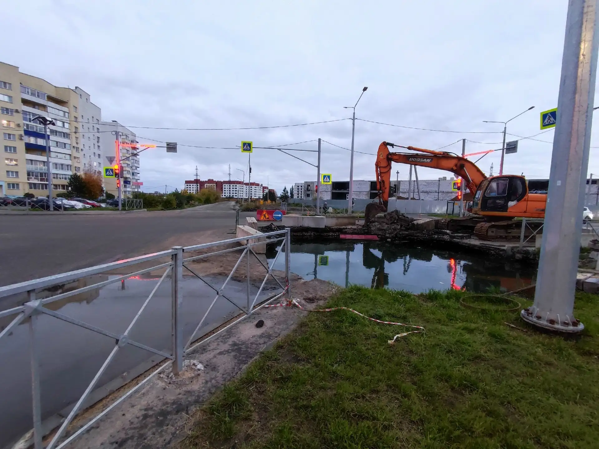 Больше месяца раскопан перекресток Первомайский - Витебского