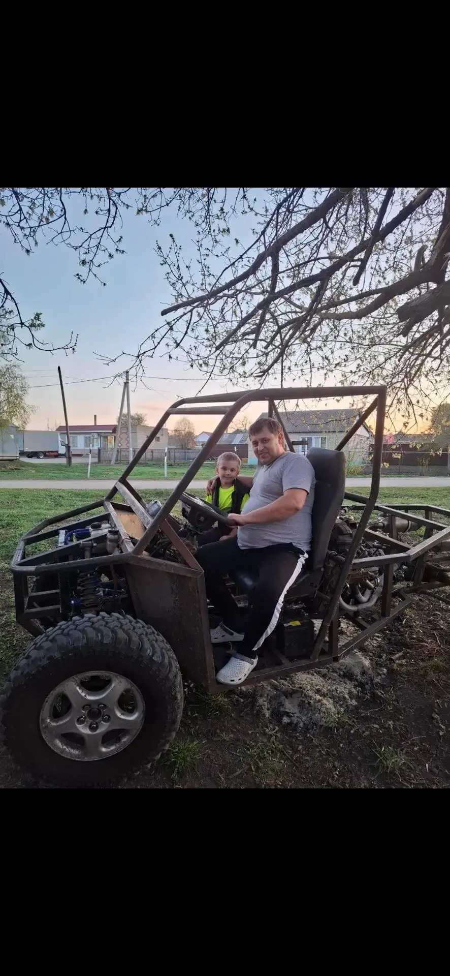 Моего папу зовут Слава, мы его очень любим 💙 Мой папа работает на грузовой газели, воз...
