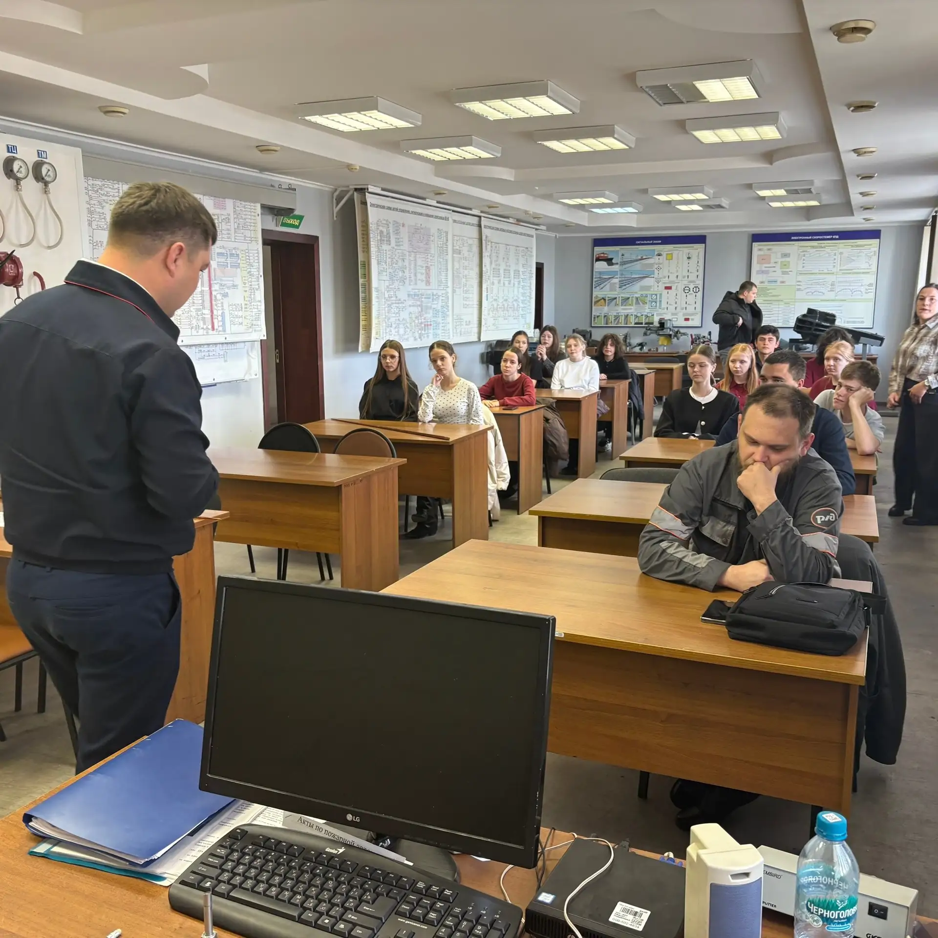🚂 От школьной парты — к кабине локомотива: девятиклассники Иланской школы № 41 побывал...