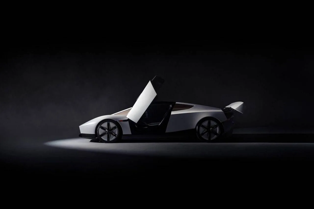 Tesla Илона Маска показала спорткар, который умеет летать и делать сальто