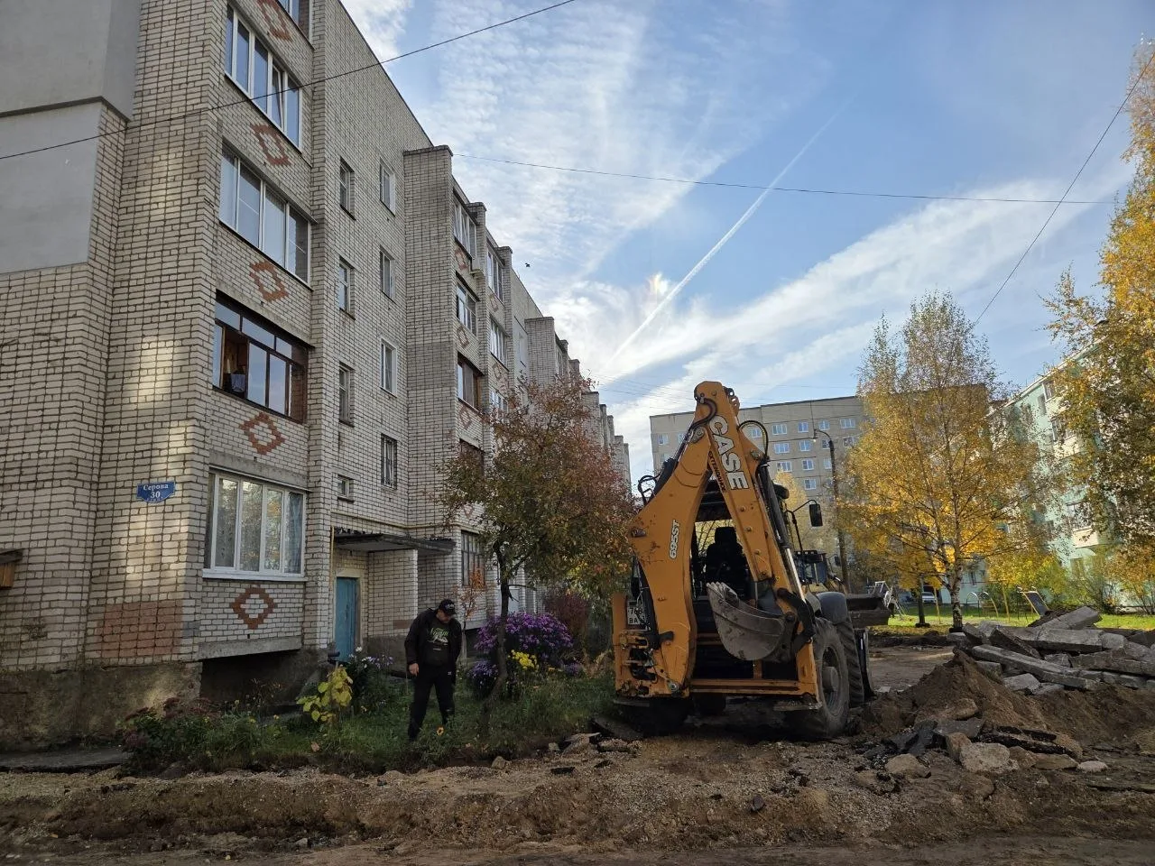 Осенние кадры стройки двора на Серова, 30