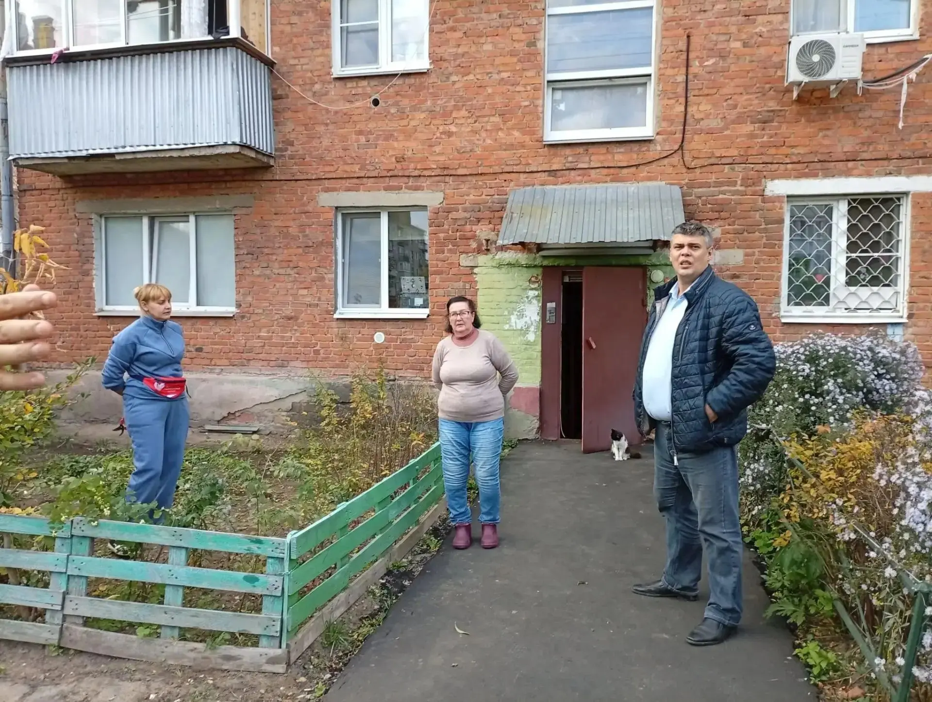 🏡 Долгожданный капитальный ремонт кровли в доме №6 по ул. Коммунистическая наконец нач...