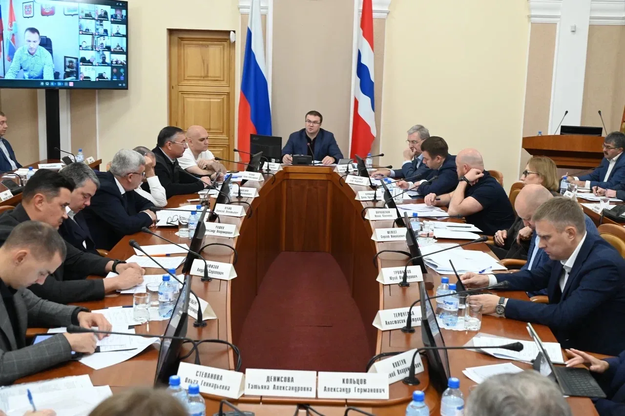 На оперативном совещании с Правительством области, министрами, руководителями ведомств ...
