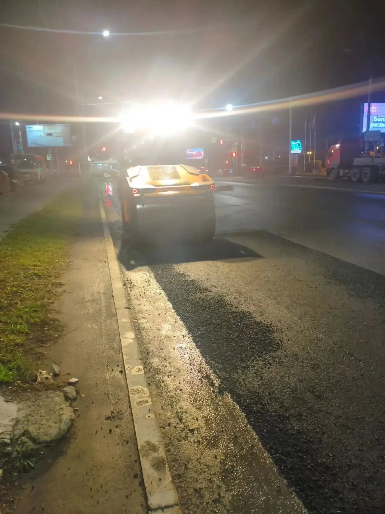 Дорожная служба продолжает работы по асфальтированию территорий, попавших в перечень те...