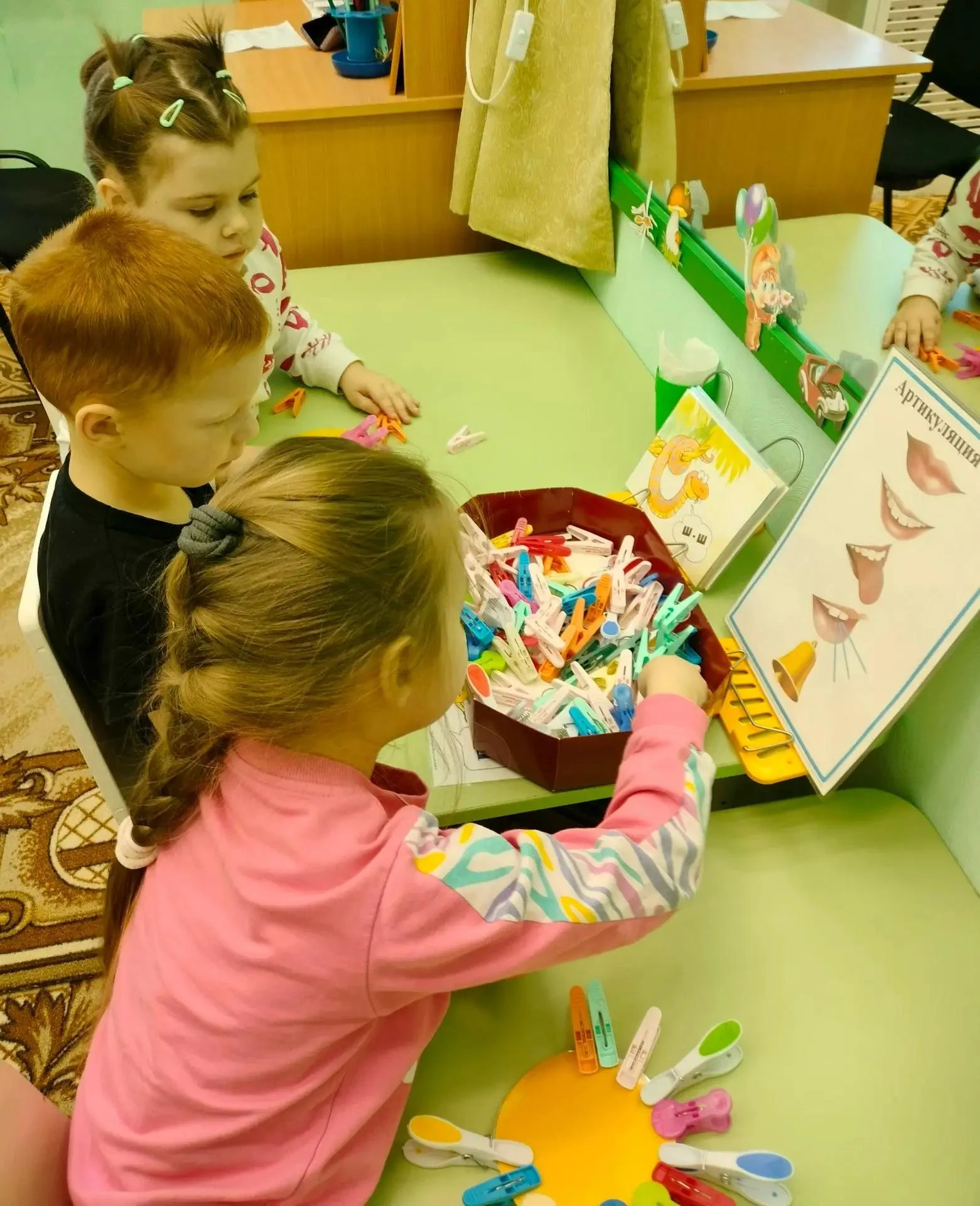 В логопедическом кабинете снова кипит работа! Здесь дети не просто учатся правильно и к...