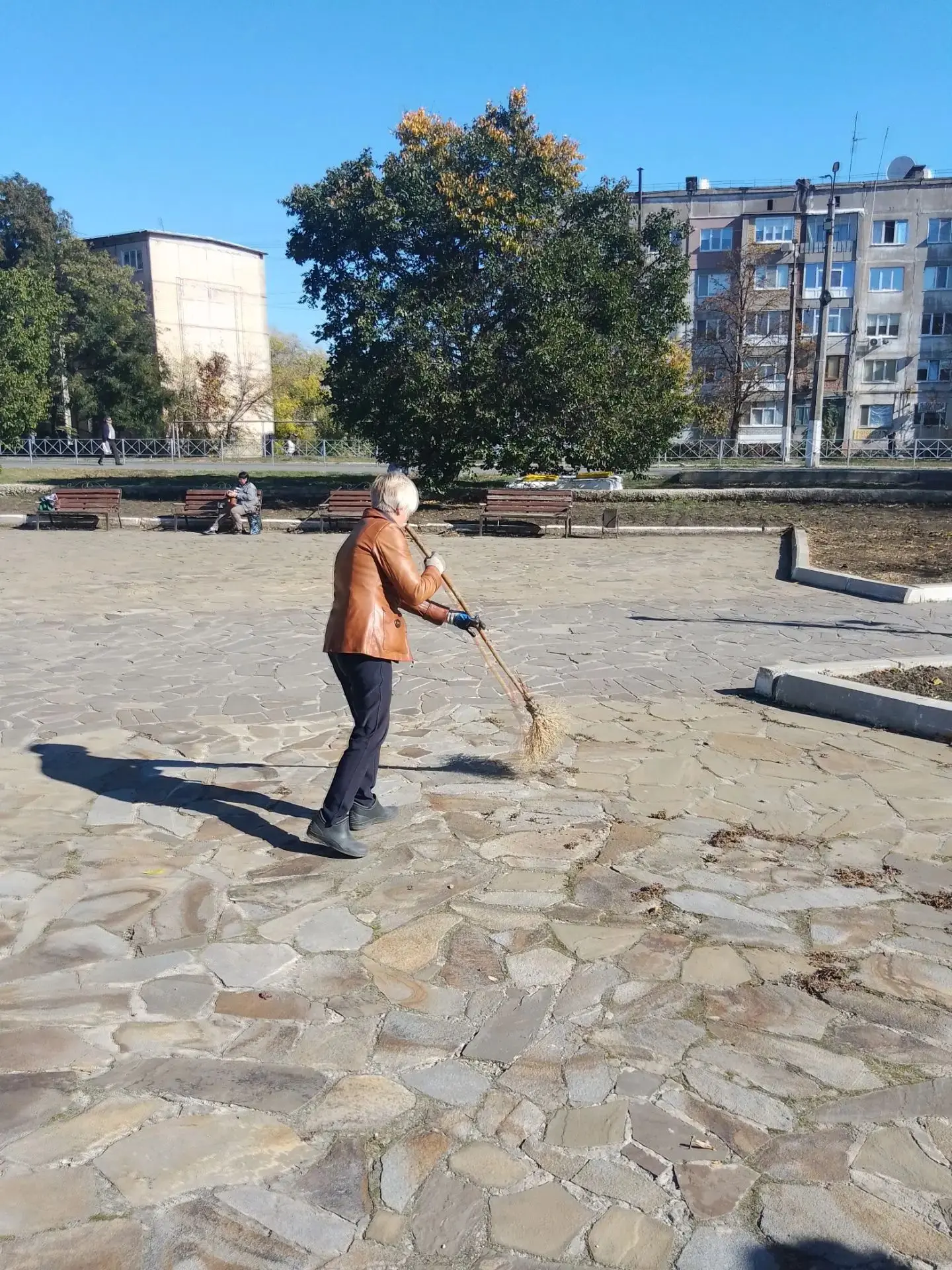 Подметание дорожек, чистка цветников в скв. Св. Варвары