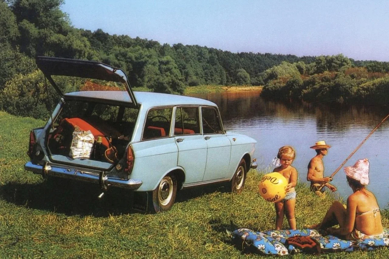 Москвич-427 и его счастливые обладатели на летнем отдыхе. СССР. 1970-е. 🚗