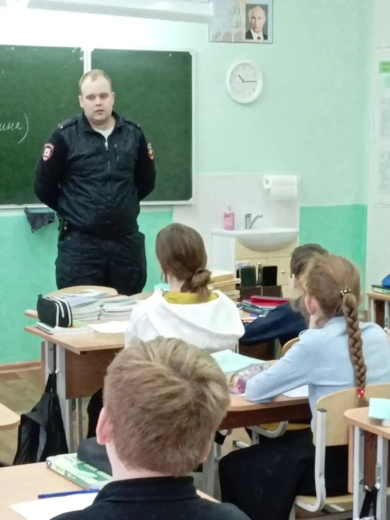 Сегодня в нашей школе состоялись встречи с участковым уполномоченным Быковым Иваном Вяч...