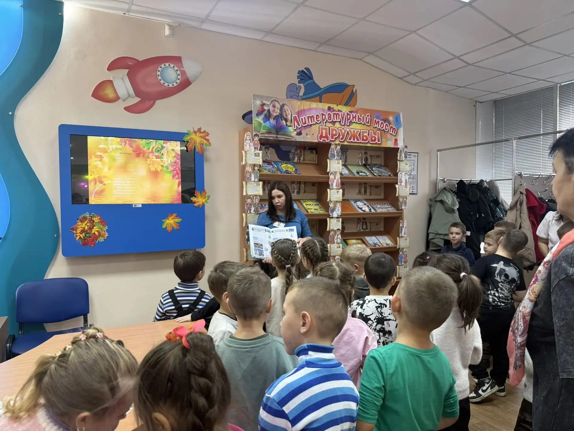 8 октября в библиотеке № 10 прошел обзор выставки «Литературный мост дружбы» к Году еди...
