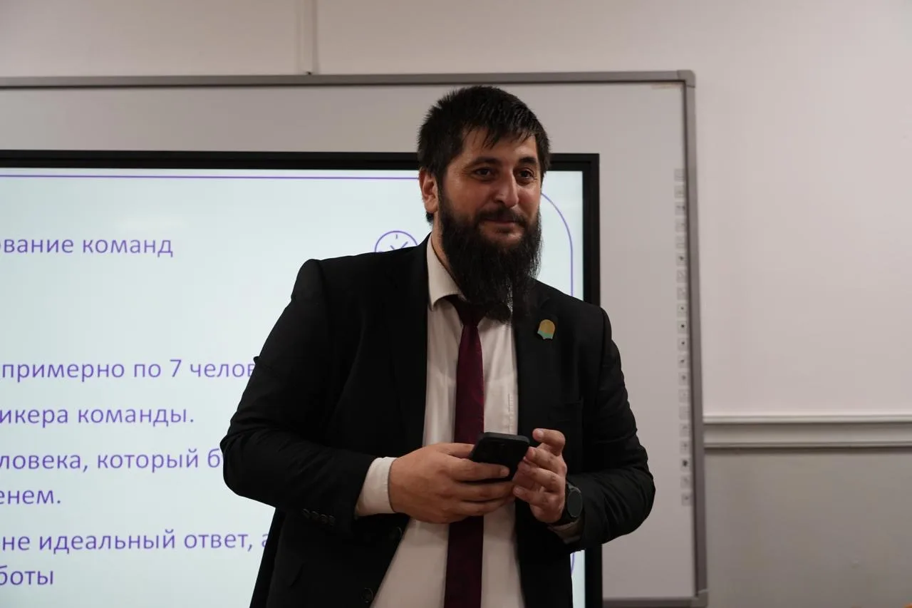Начальник Управления по воспитательной и социальной работе ЧГПУ Ражаб Темирсултанов про...