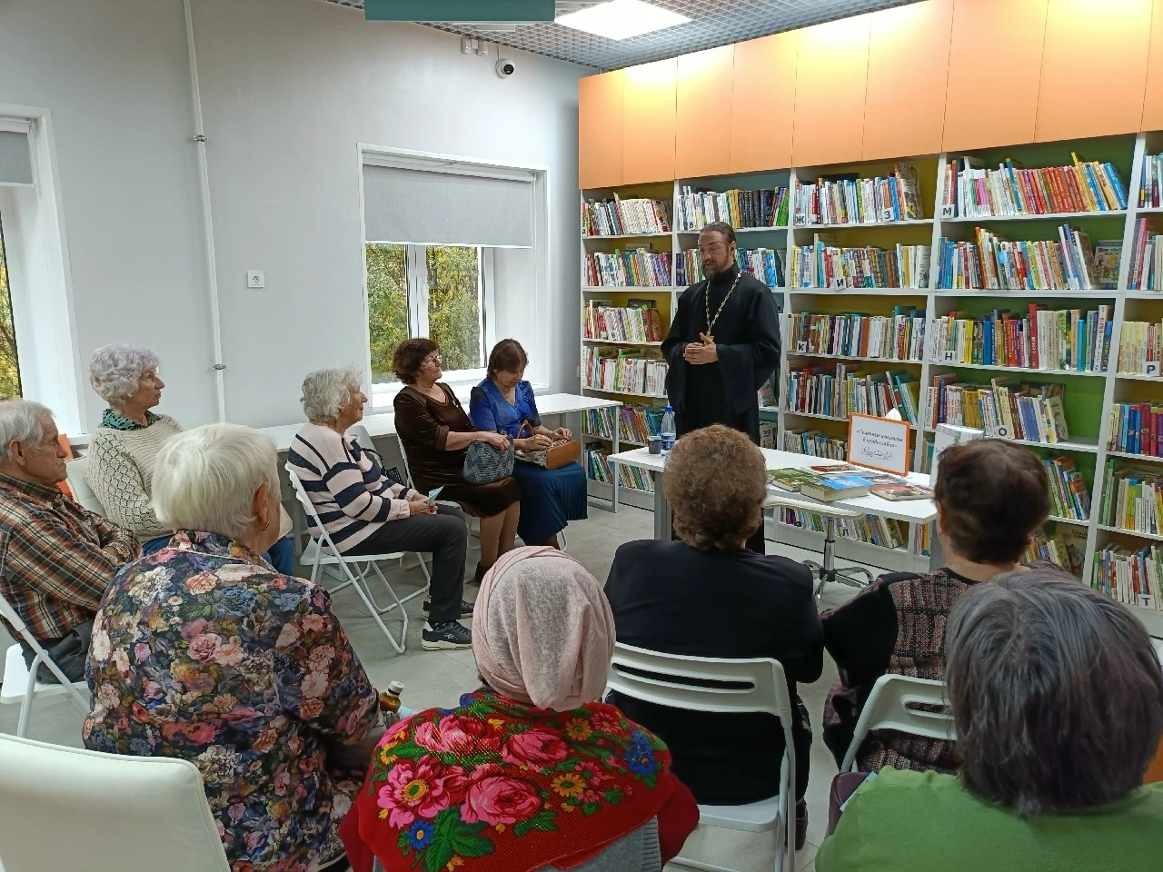 В День пожилого человека, укрывшись от холодного дождя и ветра, мы провели душевную вст...