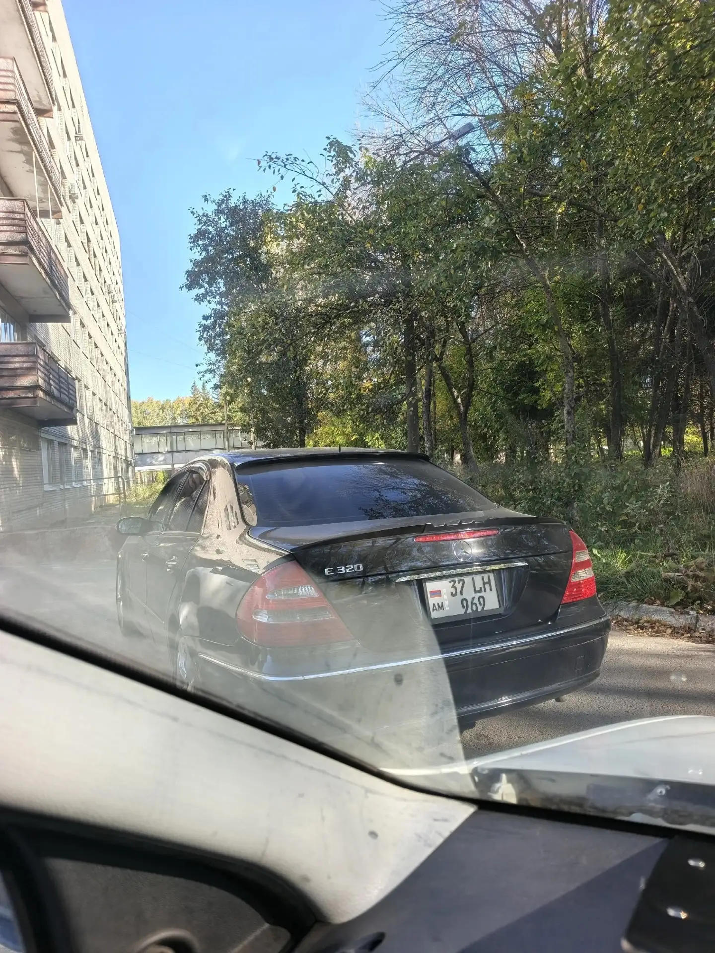 В Новочебоксарске возле больницы пионерская 20, Мерседес с армянскими номерами закрыл п...