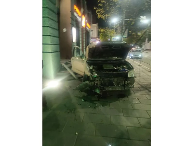 После ДТП центре Сызрани Hyundai отбросило к дверям пиццерии