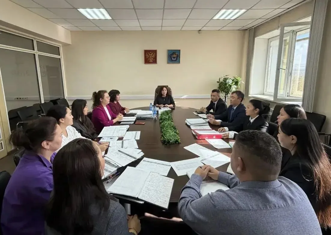 🗒 Состоялось совещание руководителя Управления Солангы Саая с сотрудниками отдела казн...