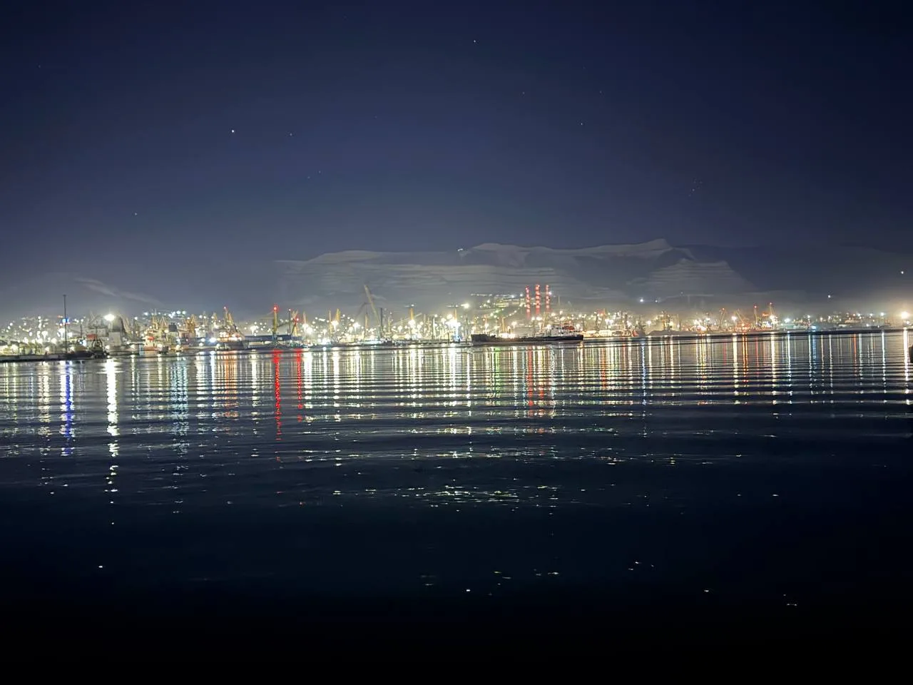 Наш в разноцветных огнях город 🏙️