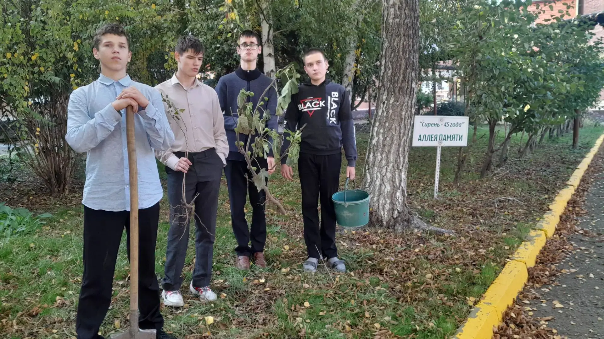 В рамках международной акции "Сад памяти"🌳 в школе-интернате прошла высадка памятного ...