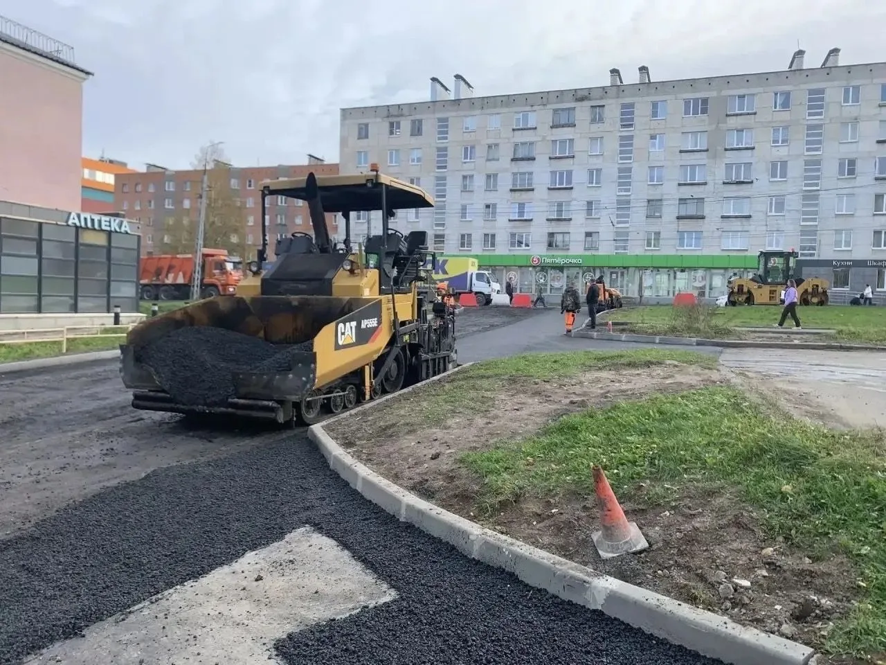 В Петрозаводске заасфальтировали подъезд к Дому молодёжи