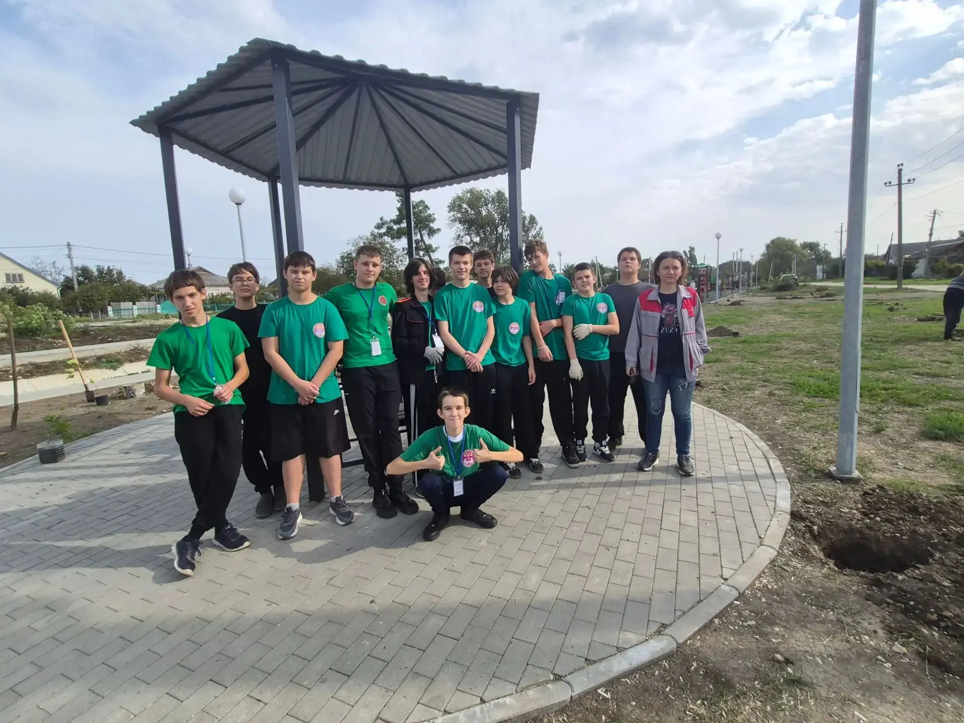 Зелёный субботник: 8 «А» казачий класс на страже красоты родного села!