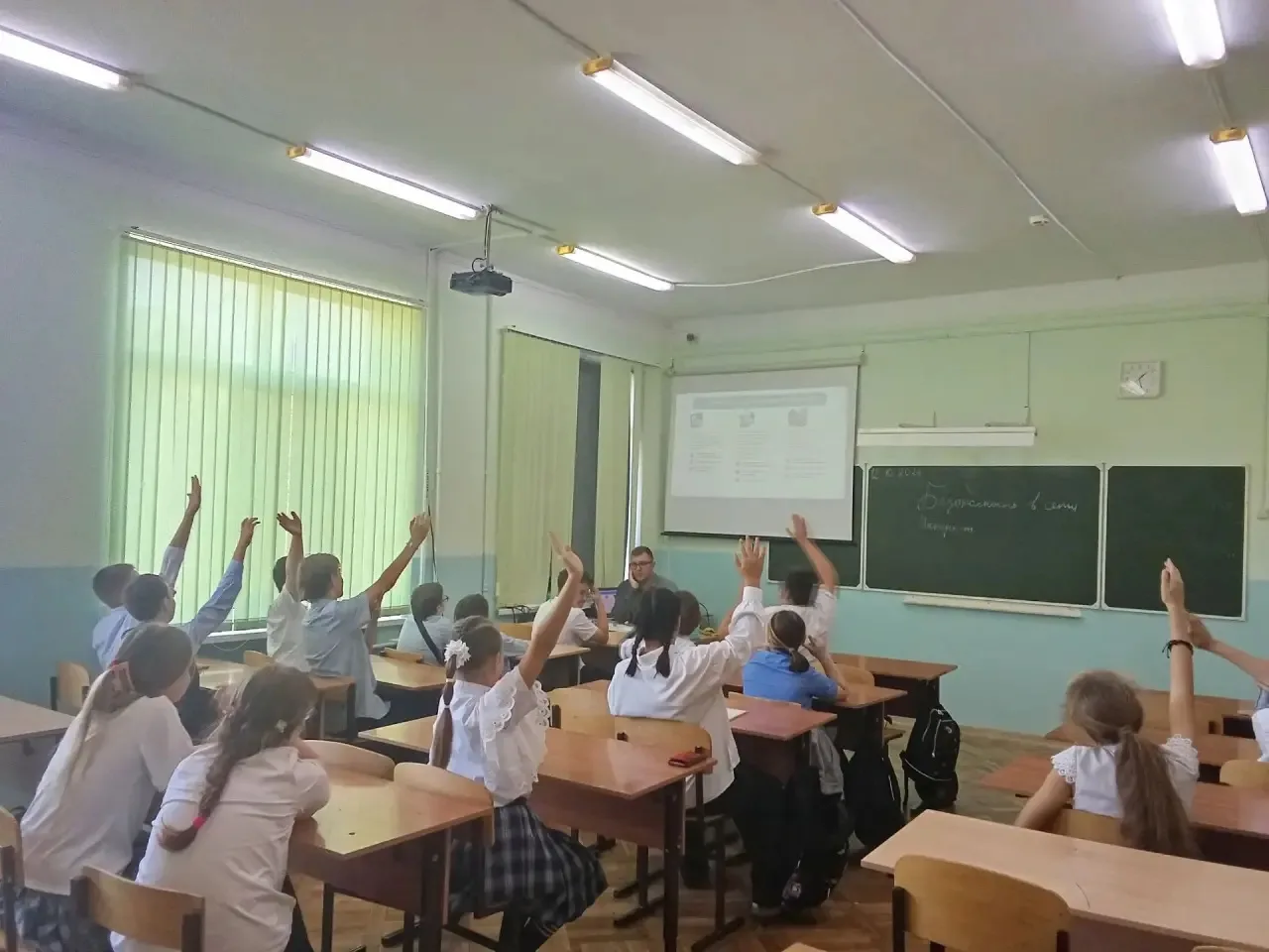 Сегодня прошло  очередное занятие из цикла «Разговоры о важном», на котором с младшими ...