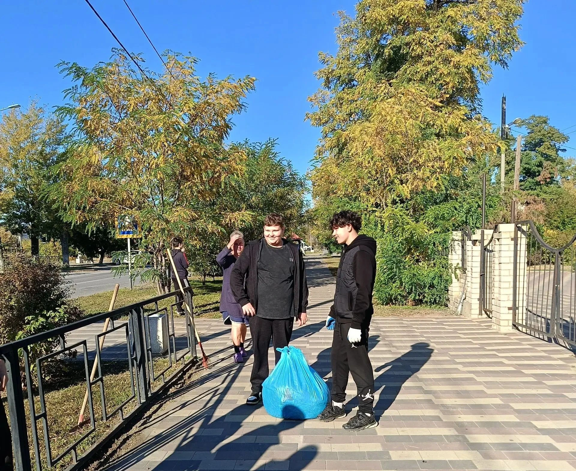 Юные калачевцы вышли на осенний субботник🍂