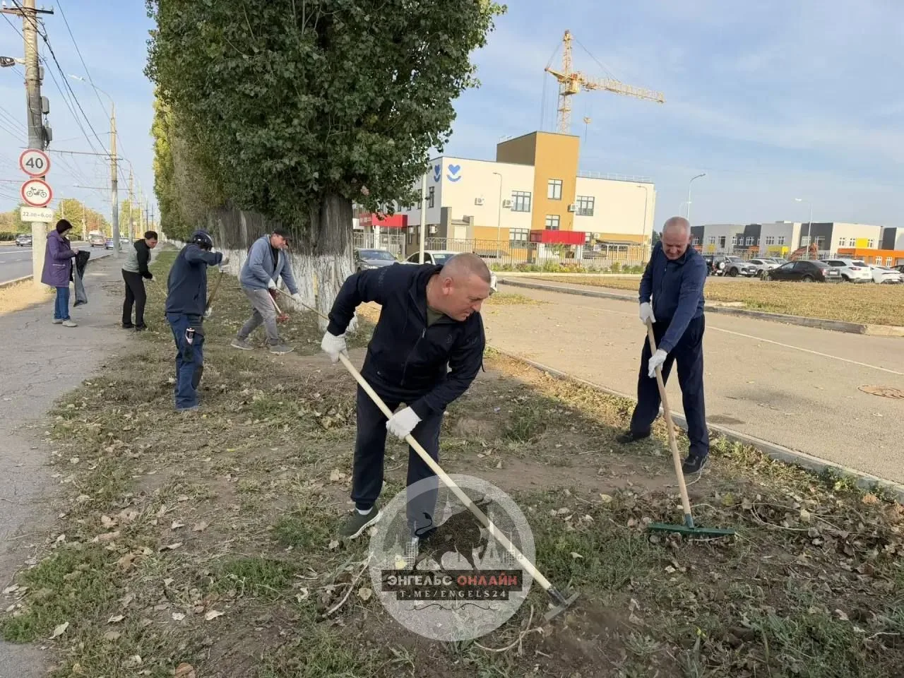 🧹Осенний месячник по благоустройству в Энгельсе продолжается. В наведении порядка учас...