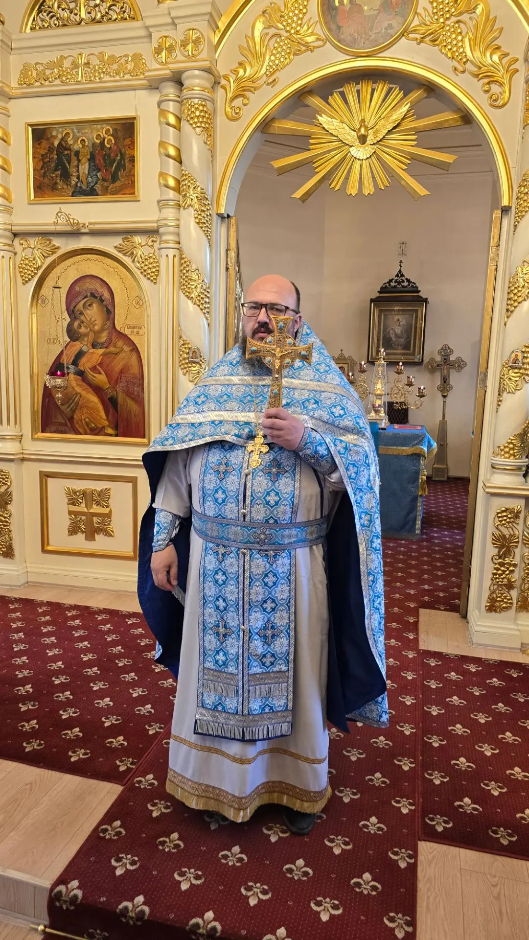 С Покровом Пресвятой Богородицы. Пусть Пречистая Дева Покроет вас, ваших родных, близки...