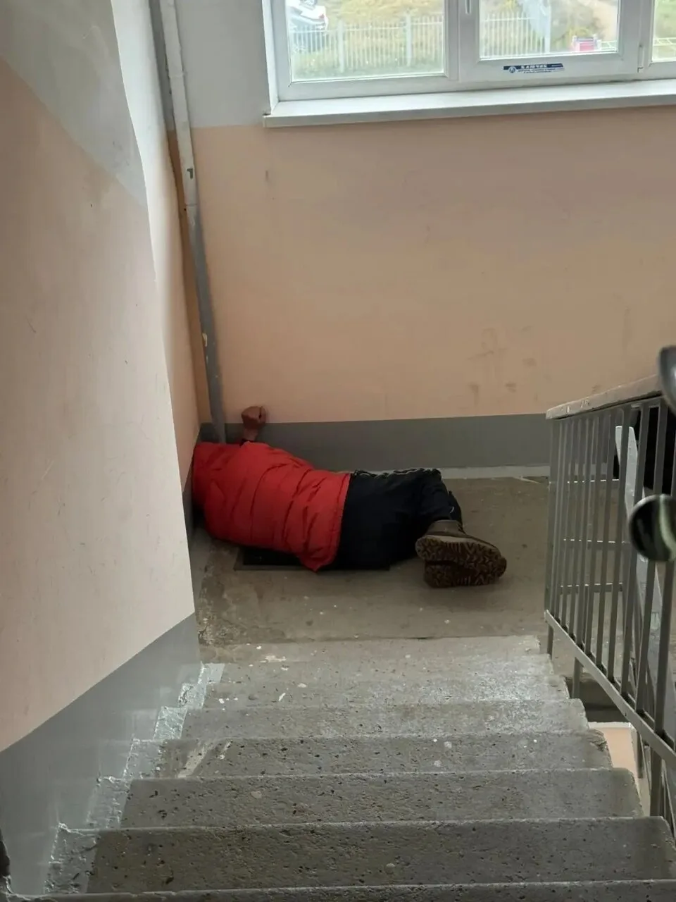 Вот такое безобразие у нас в подъезде.