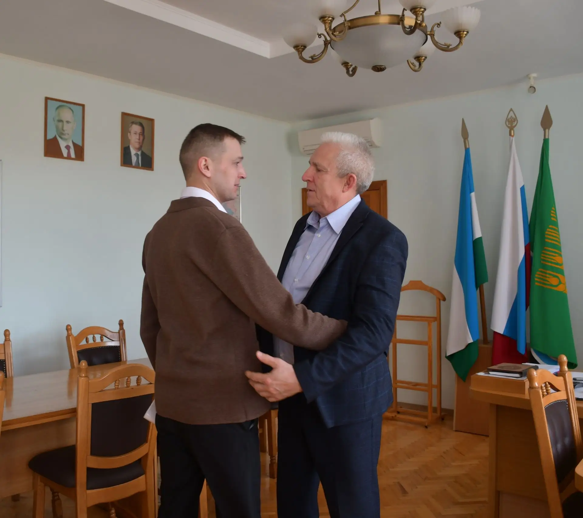 Многие дюртюлинцы наверняка помнят его голос. Голос, который создавал особый дух на рай...