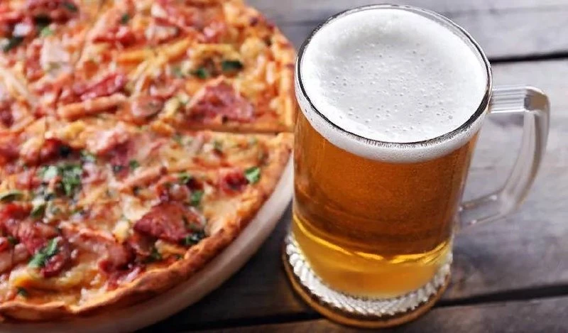 🍕 Сегодня отмечают день пива и пиццы. Идеальный повод для завершения рабочей недели.