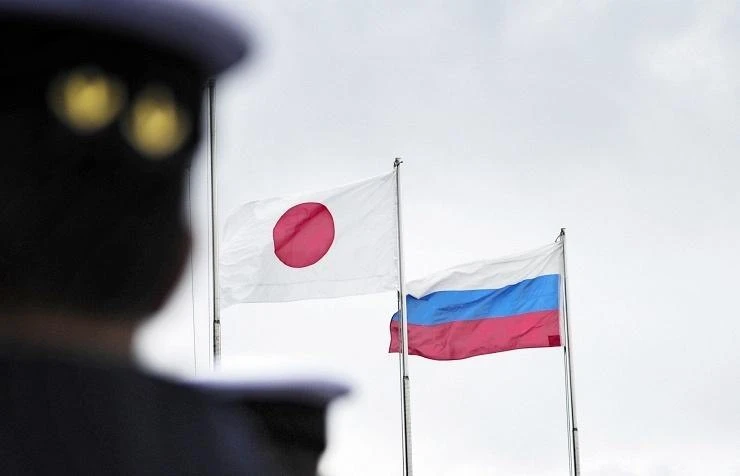 Правительство Японии понимает важность отношений с Россией и ждет подходящего момента, ...