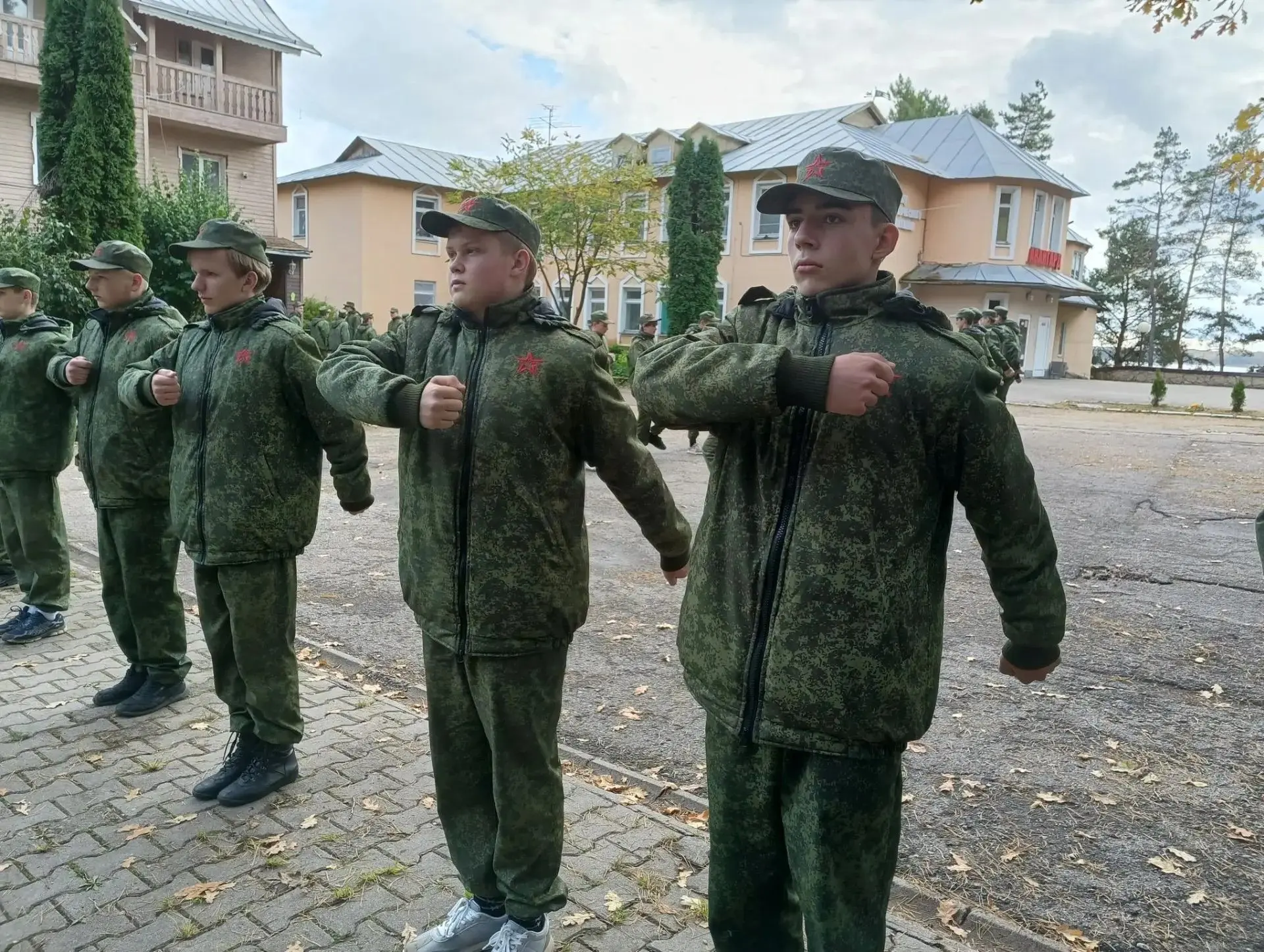 🛑Десятиклассники нашей школы проходят пятидневные военные сборы по программе ОБЗР на б...