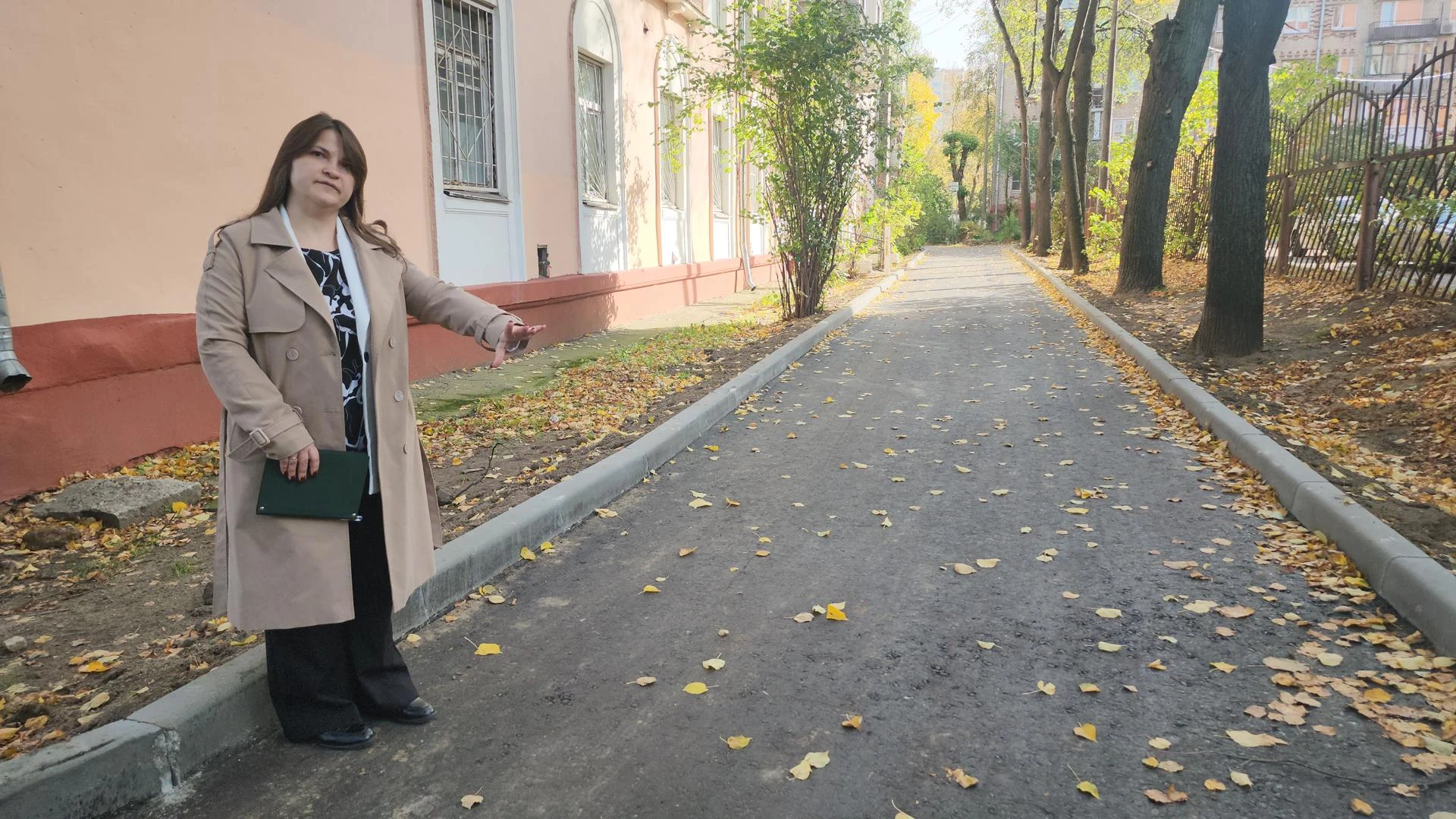 В Люберцах заасфальтировали тротуар и снесли старые гаражи у дома на Октябрьском проспекте