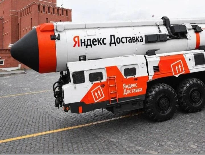 Умеет наш народ найти позитив, или создать его, даже когда полный... Полная.... Короче ...