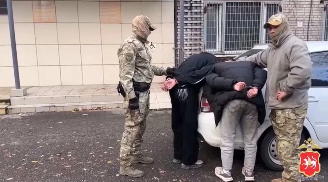 Под Казанью двое пацанов сожгли BMW за «награду из мессенджера» — теперь сидят и думают...