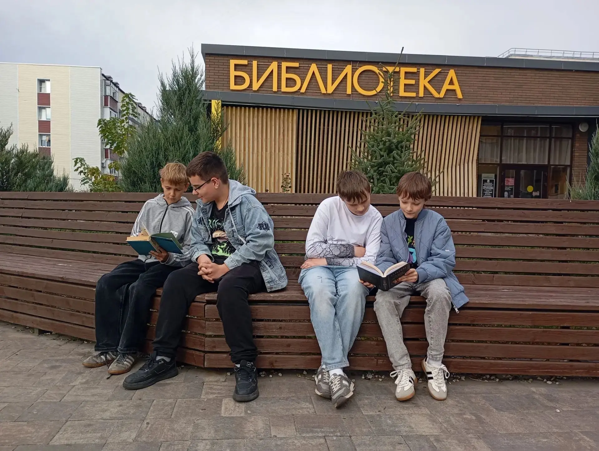 9 октября в России отмечается Всероссийский день чтения. Ученики 6а не могли обойти это...