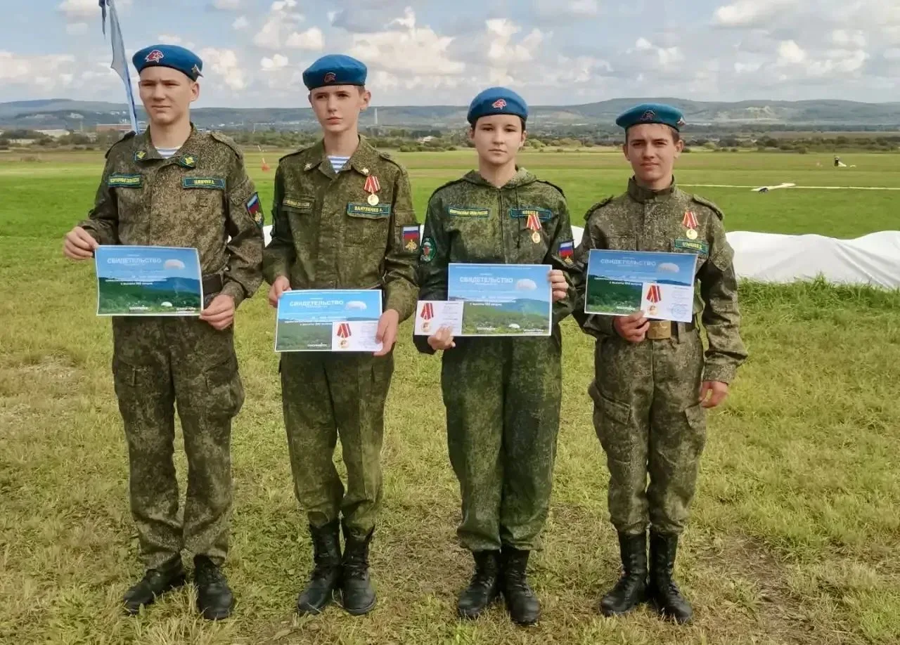 Шаг в небо: курсанты ВПК «Отчизна» совершили свои первые самостоятельные прыжки с параш...