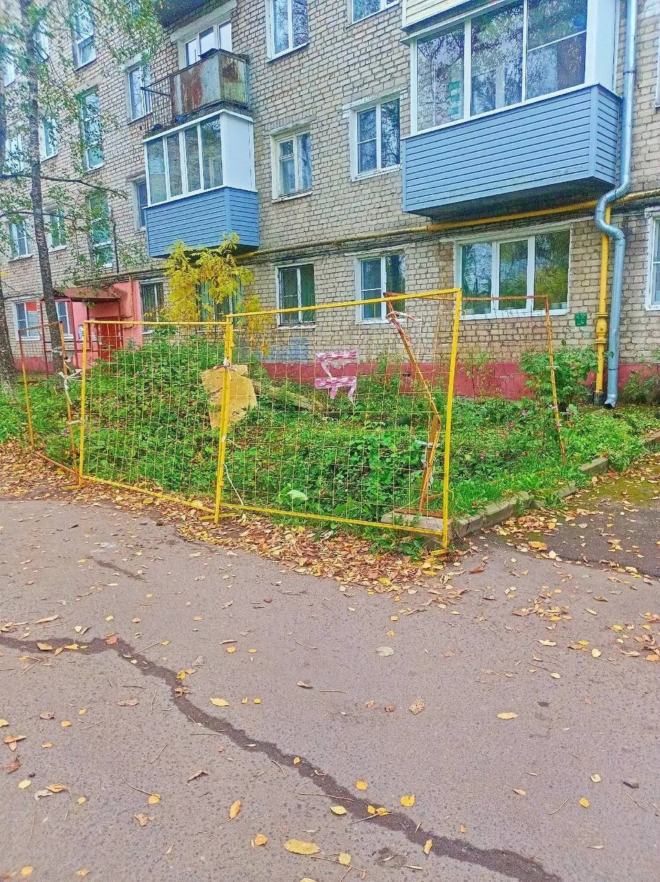 «Лицо разбито в кровь»: в Рыбинске мотоциклист угодил в открытую траншею