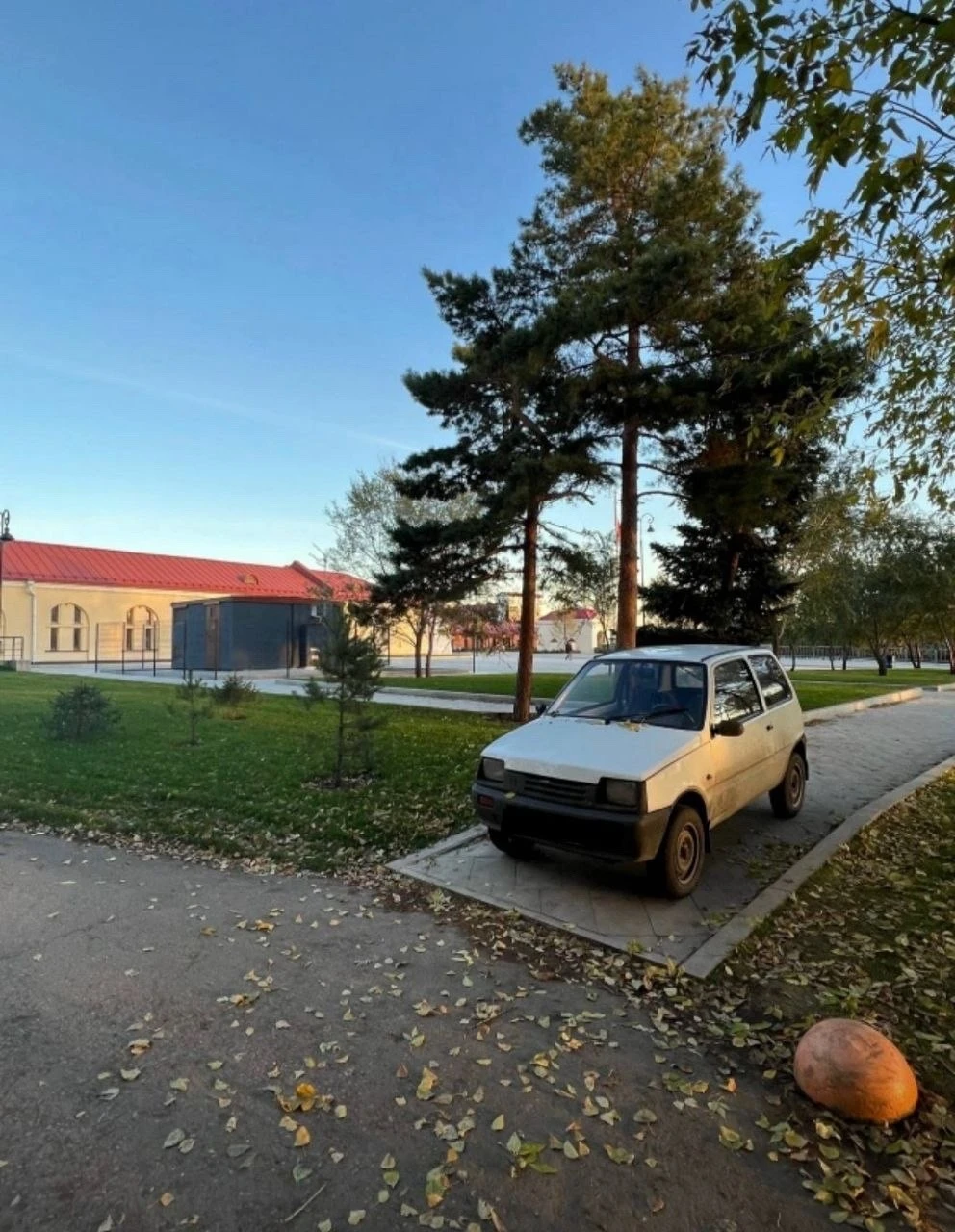 Возле Омской крепости у Партизанской, водитель припарковал свой автомобиль прямо на пеш...