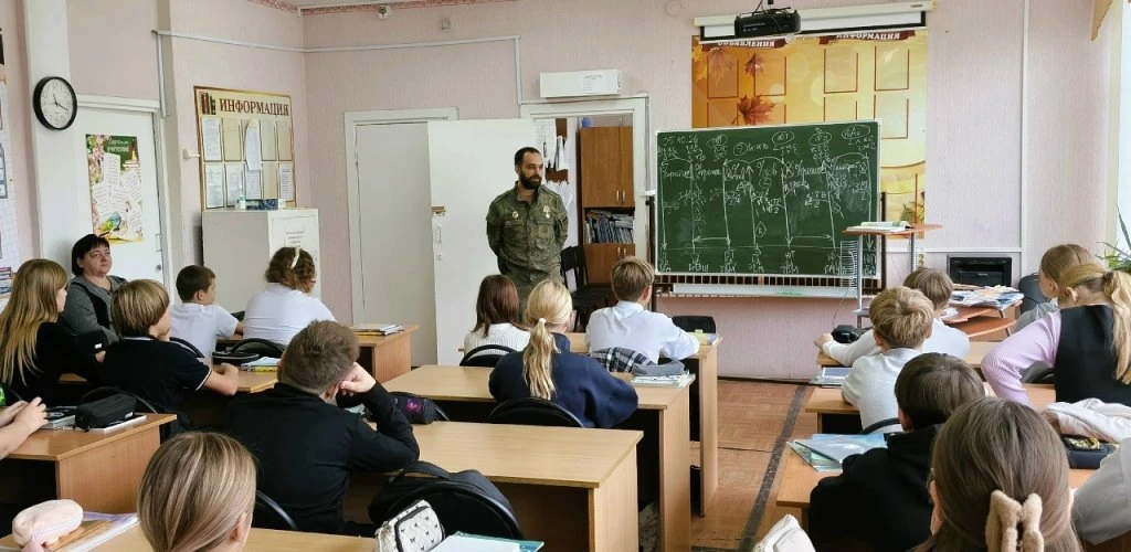 Участник СВО из Новотроицка встретился с учениками родной школы
