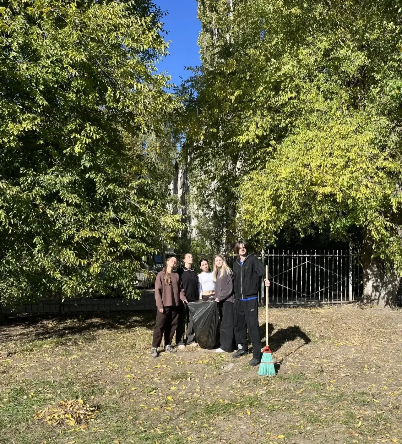 🍂 В нашей школе прошёл субботник! 🧹🌿