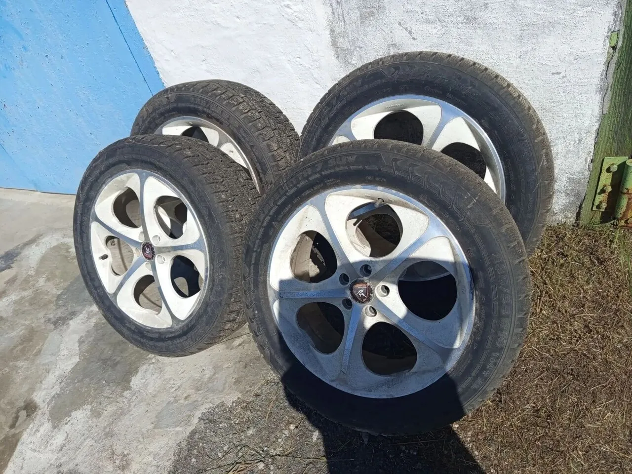 Продаётся зимняя резина шипованная на литье нокиан хакапелито 235/55 r19, б/у в отлично...