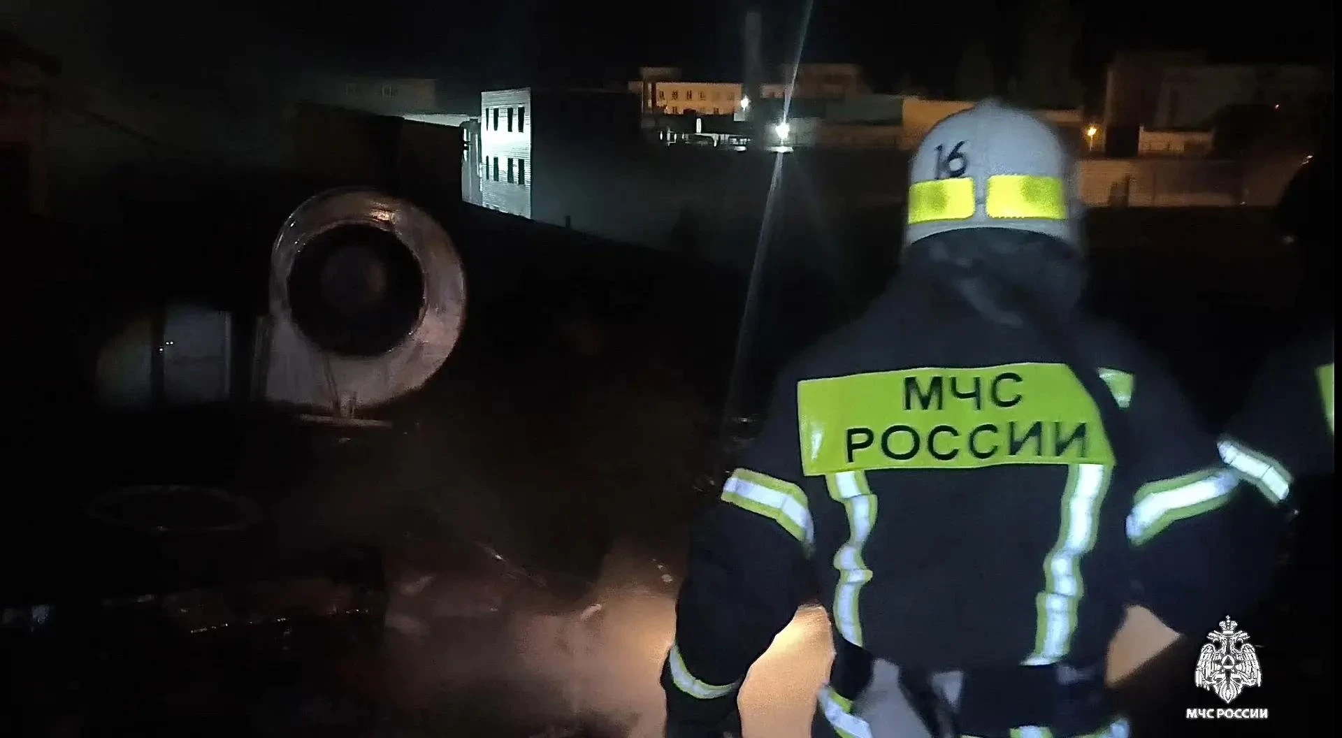 🔥 На рыбоконсервном заводе в Керчи потушили горящий склад.