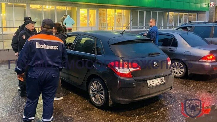 В подмосковной Шатуре шестимесячный ребёнок застрял в заблокированной машине, сообщили ...
