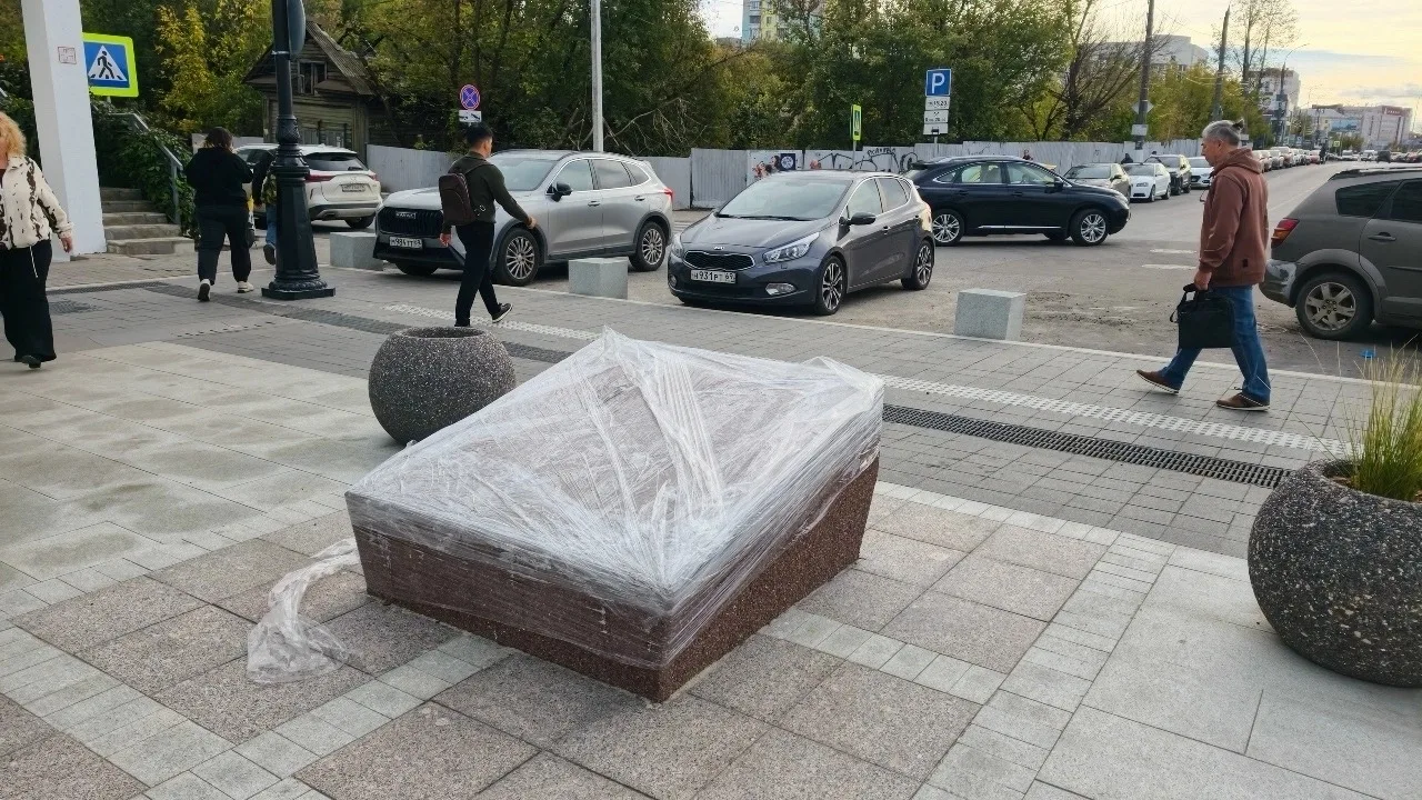 🤔На Трехсвятской демонтировали памятный знак "Золотое кольцо"