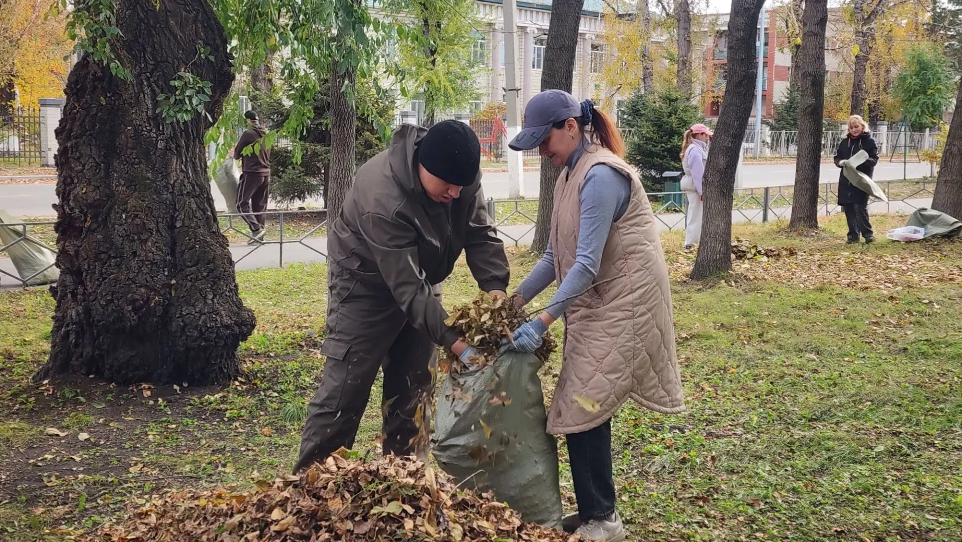Чистота начинается с нас: в Ленинском районе прошёл большой субботник! 🪵🧹