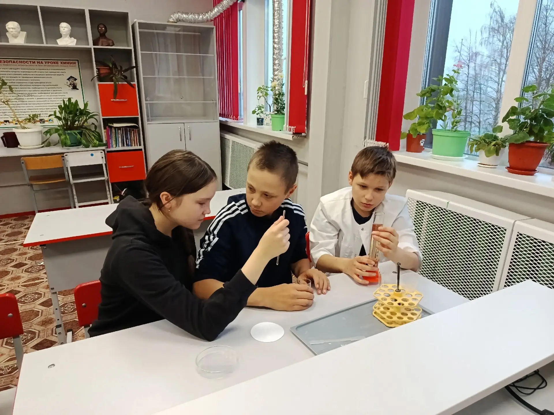 🧪Первое занятие химического кружка для семиклассников в этом учебном году состоялось!
