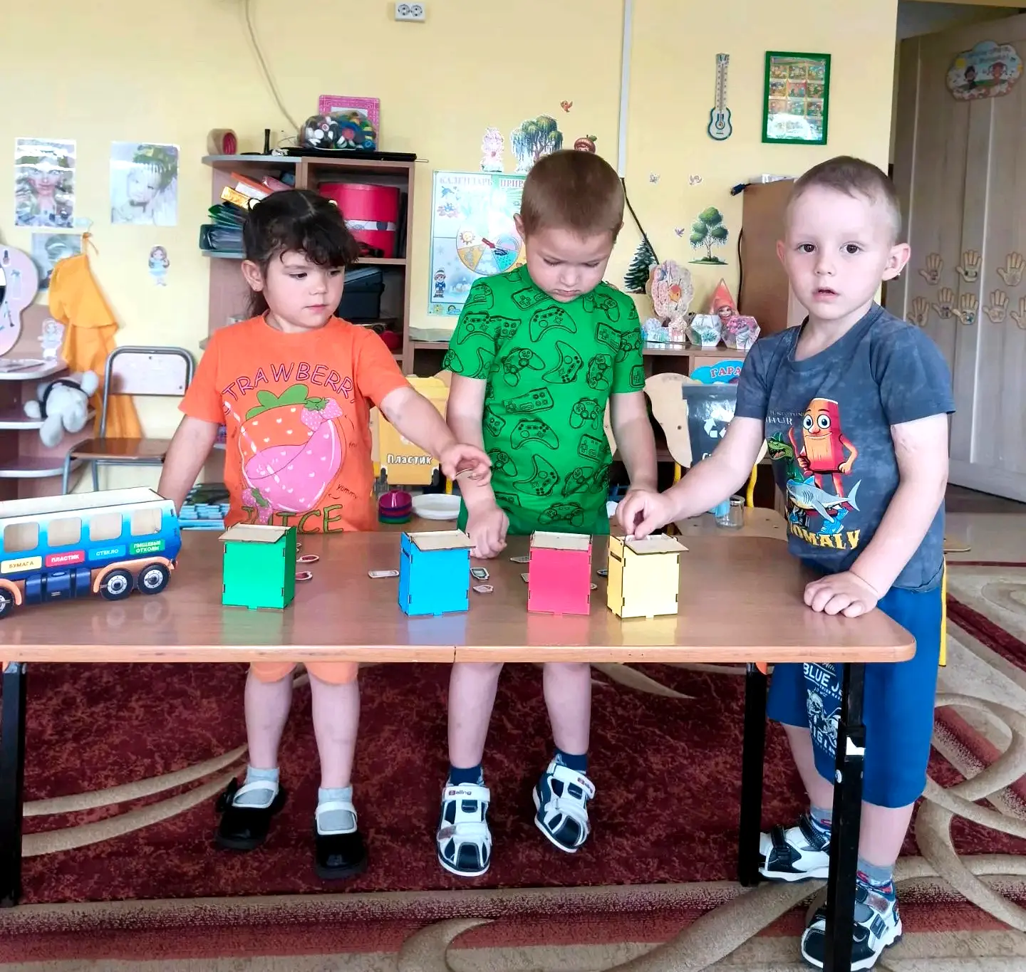 ♻️ Учимся сортировать: в средней группе поговорили про раздельный сбор отходов! ♻️