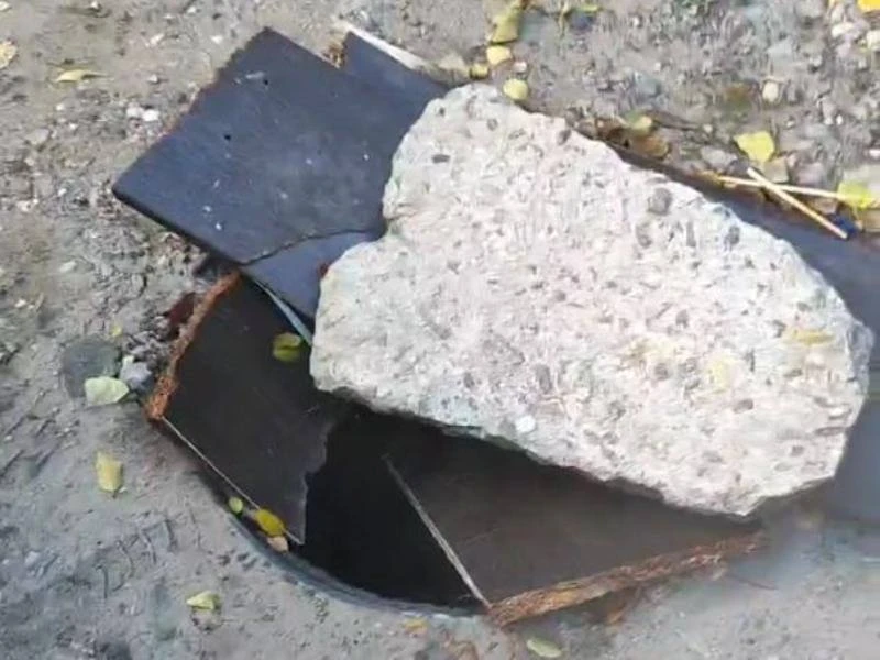 ⚠️ В Воронеже жители пожаловались на опасный открытый люк с паром на улице Лизюкова.