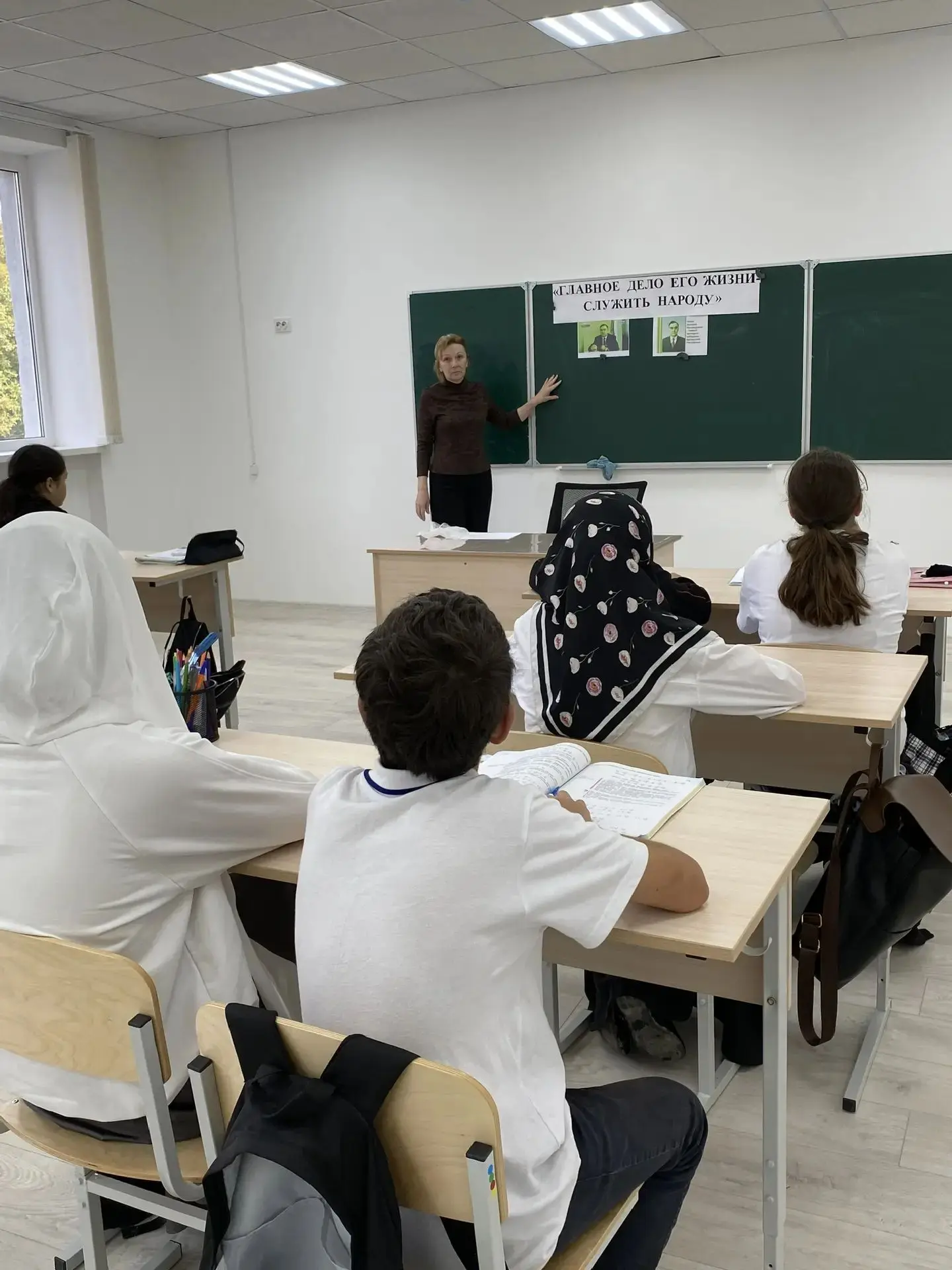 В 6 классе прошел классный час, посвященный памяти Первого Президента Кабардино-Балкарс...