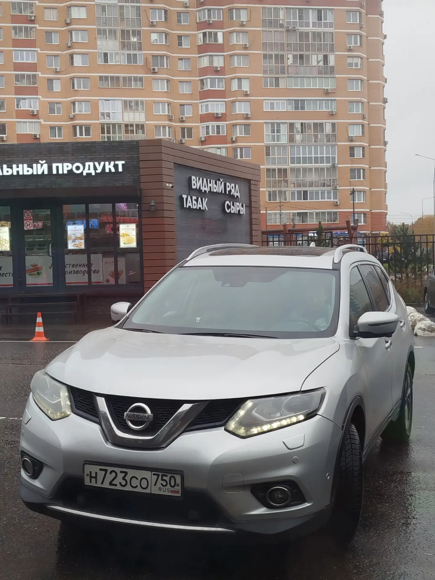 Данная женщина ехала на всей скорости на зелёных аллеях ,чуть не врезалась в мою машину...